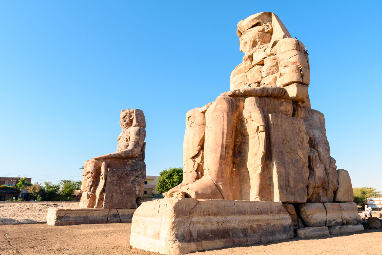 Como son los Colosos de Memnon en Luxor