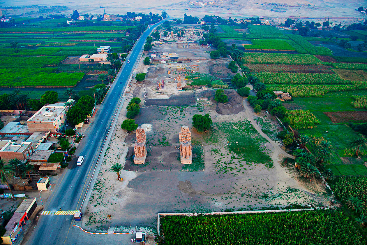 Vista aerea de los Colosos de Memnon en Luxor